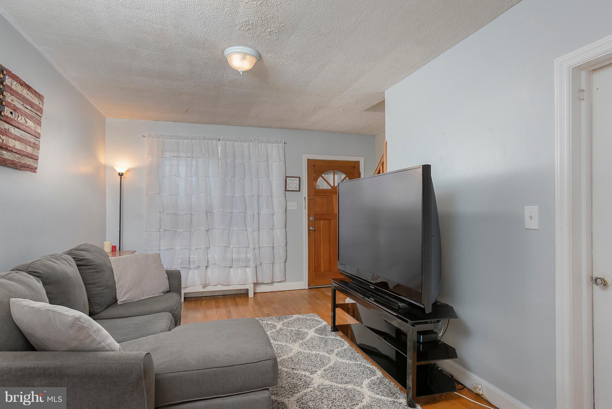 3583 Benzinger Road Baltimore, MD 21229 - Photo 5 of 21 Living Room