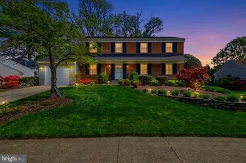 a view of a yard in front of house