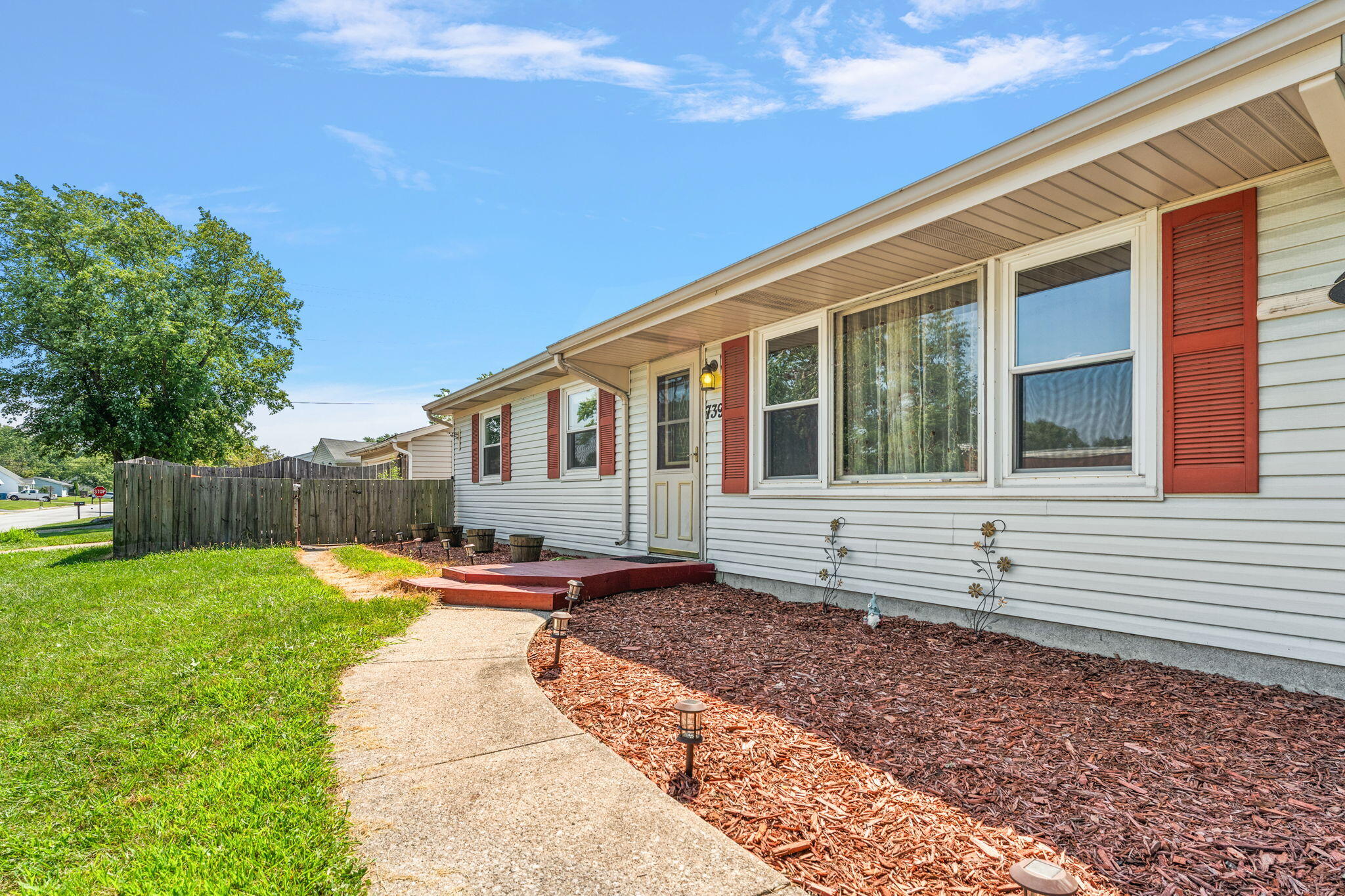739 Eagle Creek Road Valparaiso, IN 46385 - Photo 3 of 23 2048x1365