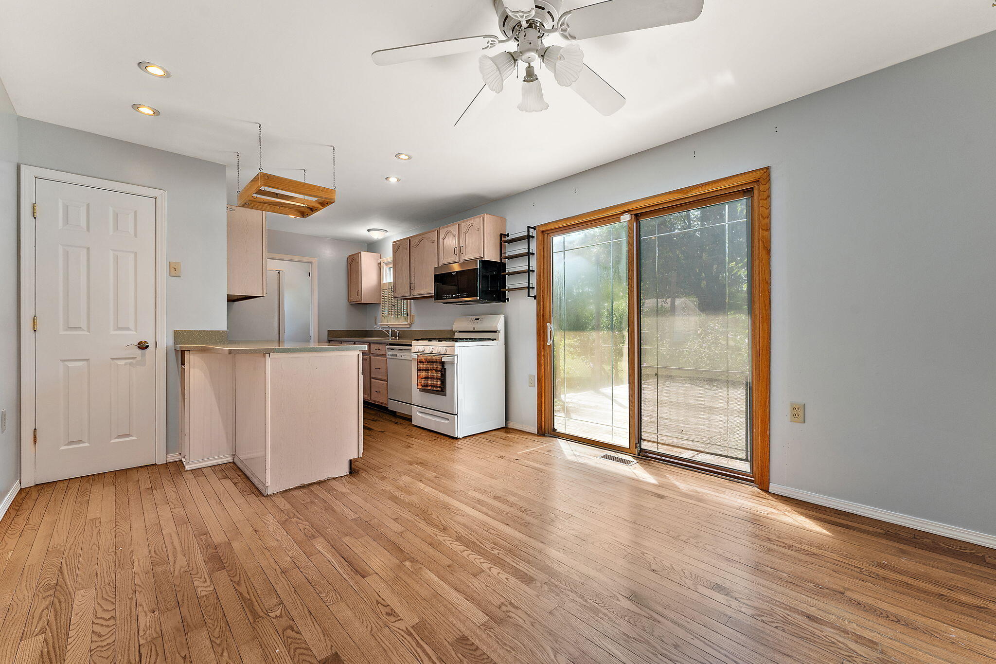 739 Eagle Creek Road Valparaiso, IN 46385 - Photo 8 of 23 2048x1365