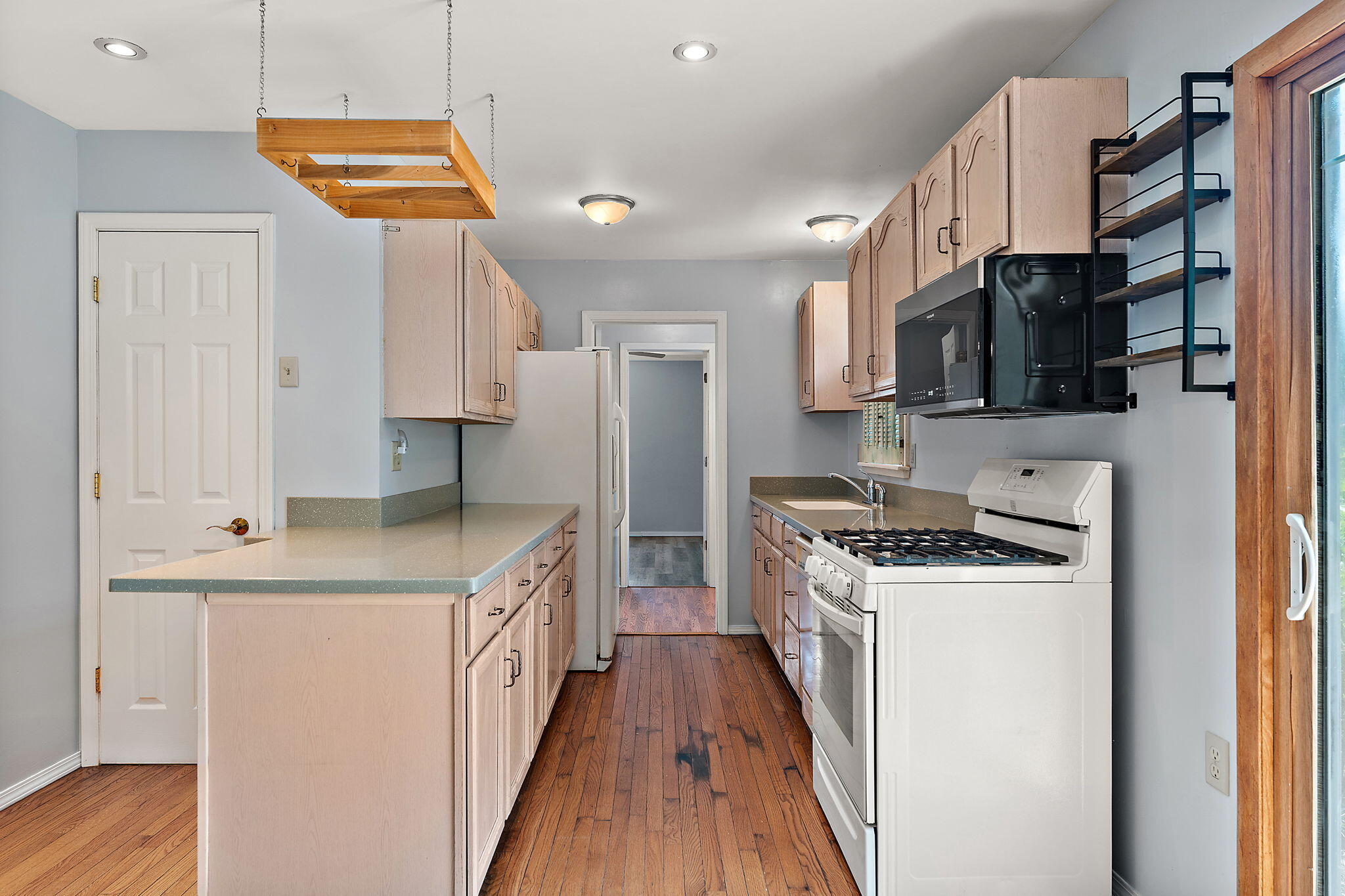 739 Eagle Creek Road Valparaiso, IN 46385 - Photo 9 of 23 2048x1365