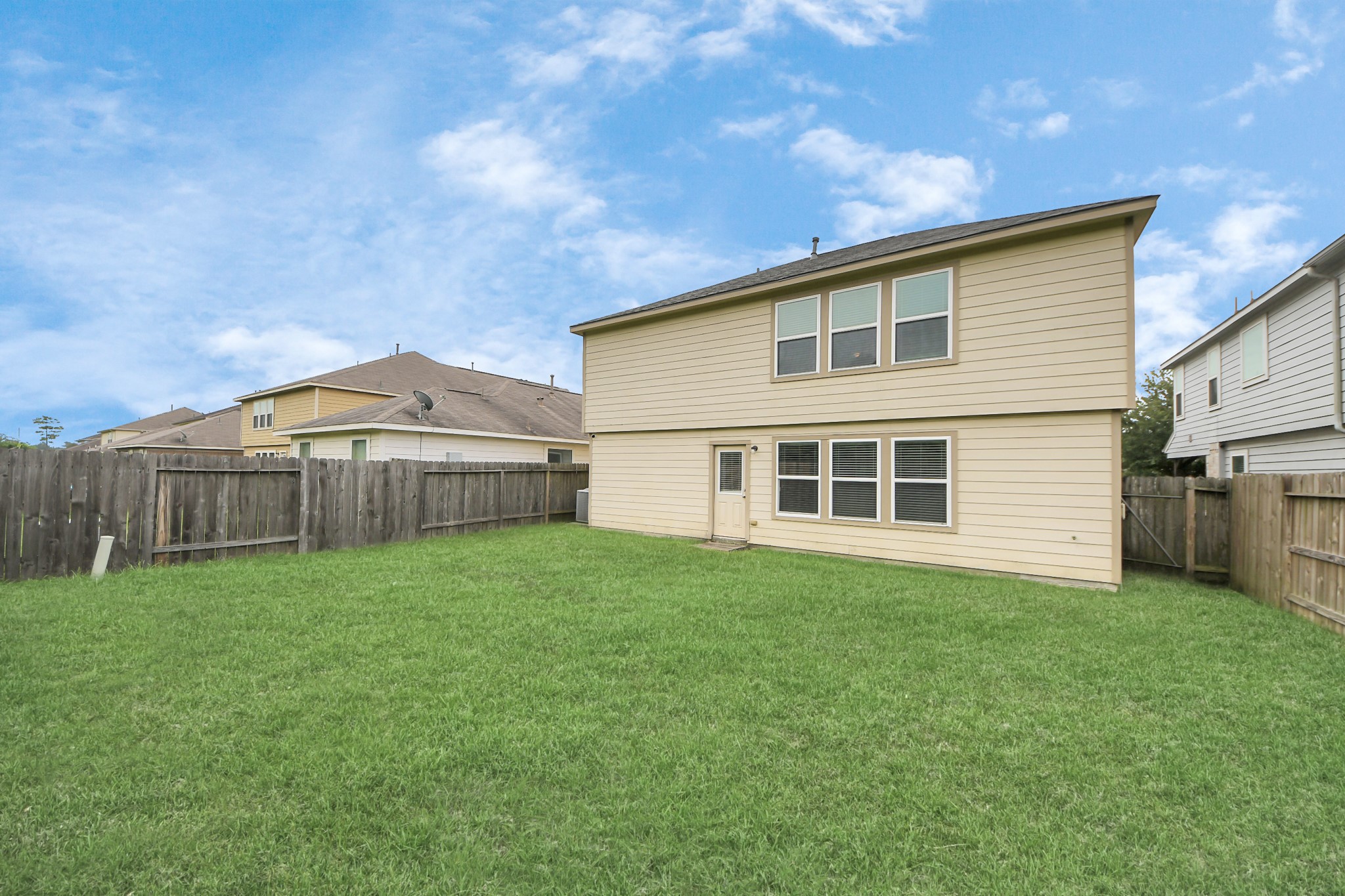 15623 Sheldon Ridge Way Houston, TX 77044 - Photo 32 of 36 a view of a backyard of the house
