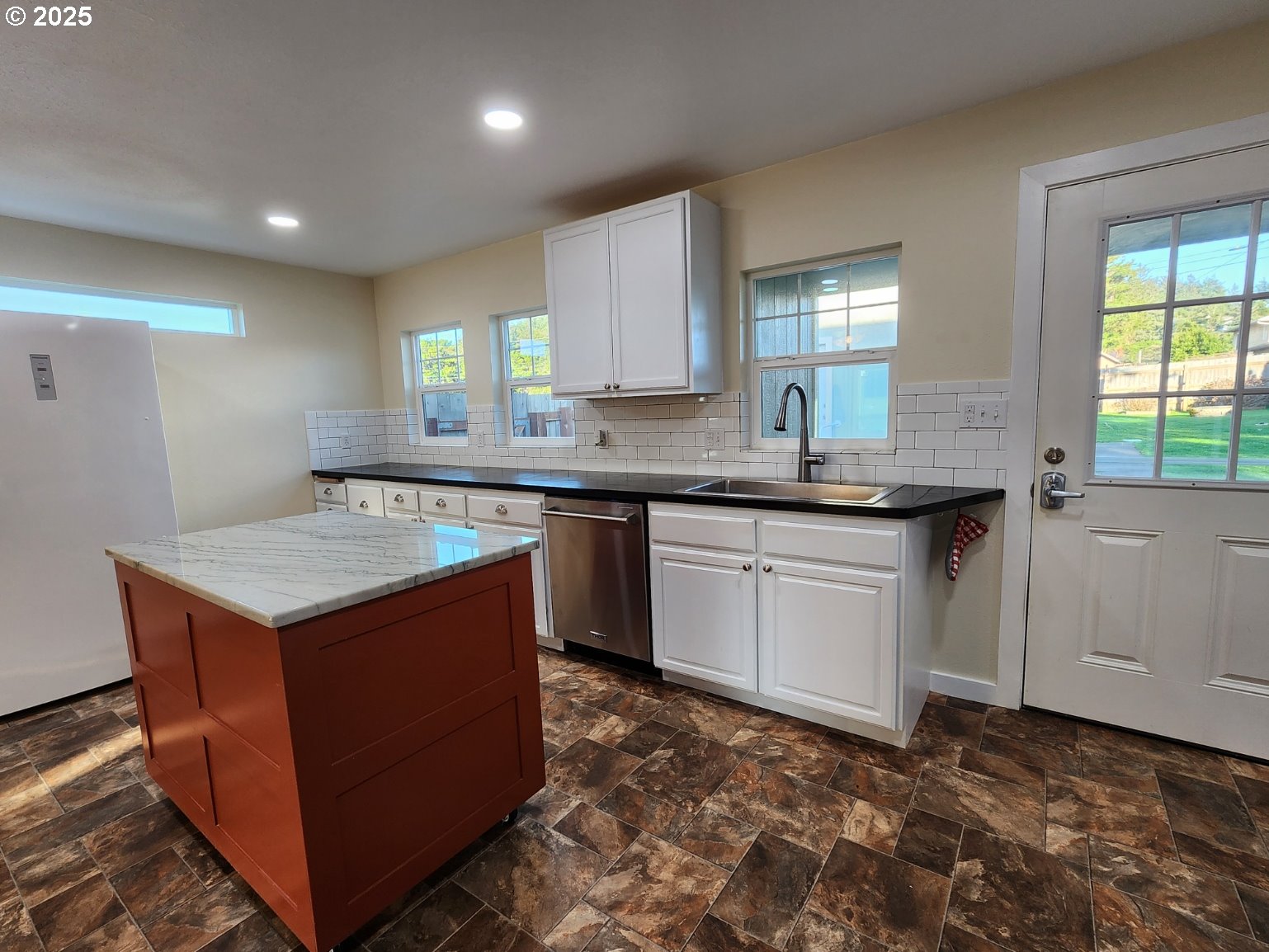 928 Oregon Street Port Orford, OR 97465 - Photo 14 of 32 Kitchen