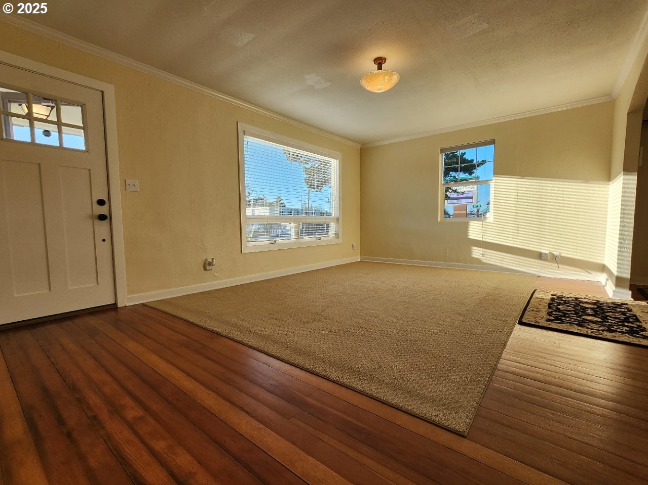 928 Oregon Street Port Orford, OR 97465 - Photo 10 of 32 Living Room