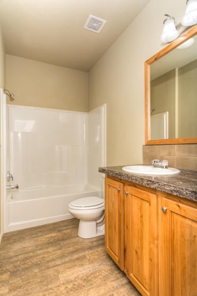 56264 Black Duck Road Bend, OR 97707 - Photo 23 of 31 The Guest Bath features a fiberglass tub/shower enclosure.
