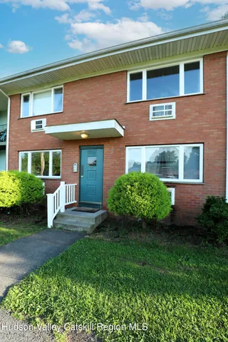 a view of front of a house with a yard
