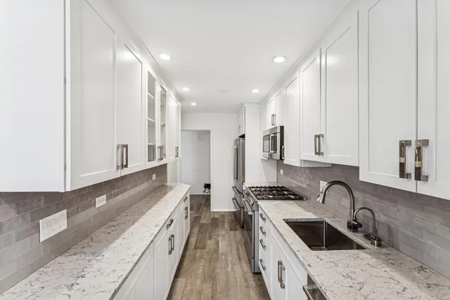 $279,000 | 241-20 Northern Boulevard, Unit 2B | Douglaston