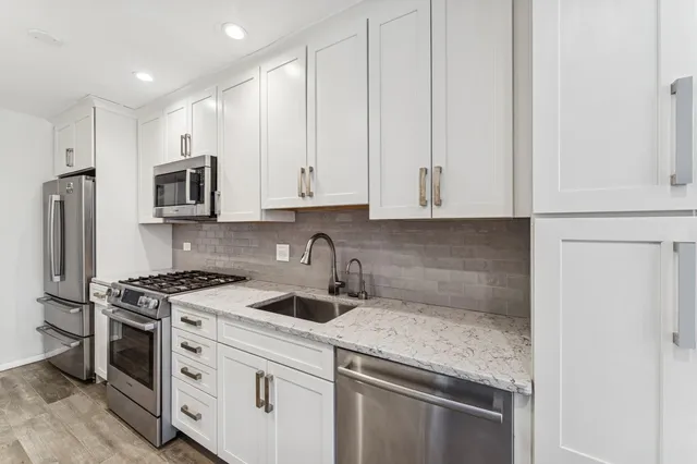 $279,000 | 241-20 Northern Boulevard, Unit 2B | Douglaston