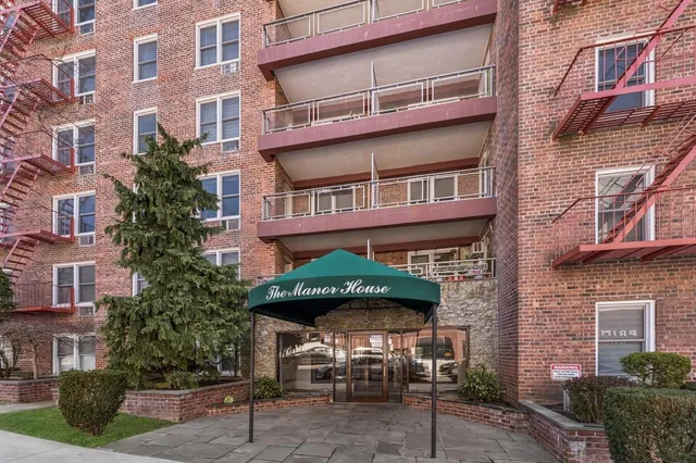 $279,000 | 241-20 Northern Boulevard, Unit 2B | Douglaston