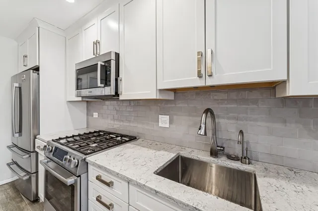 $279,000 | 241-20 Northern Boulevard, Unit 2B | Douglaston