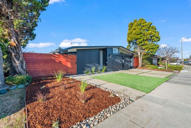 a view of outdoor space yard and porch