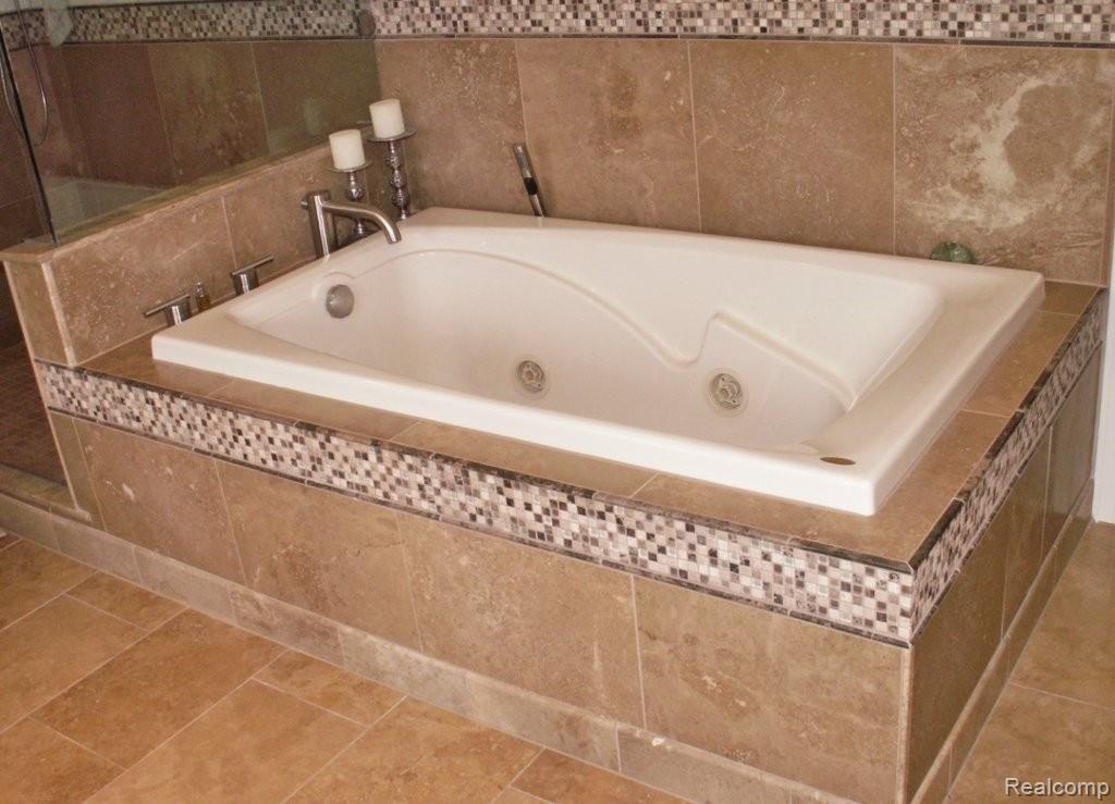 1450 Ridge Court Rochester, MI 48306 - Photo 15 of 22 MASTER BATH SPA TUB
