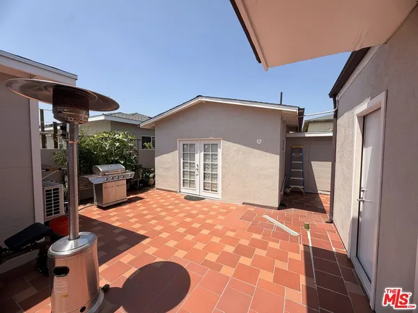 a view of a house with backyard and porch