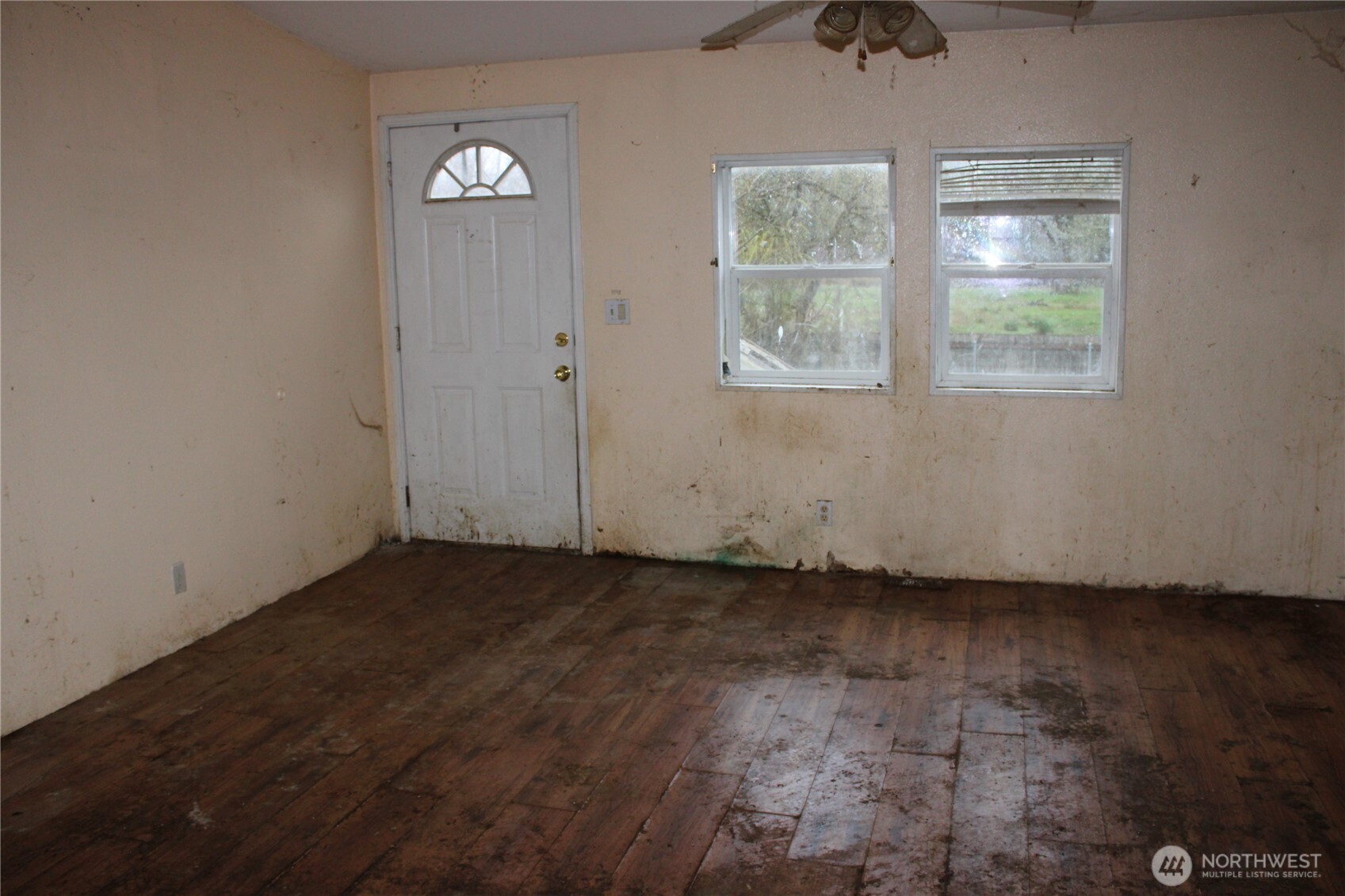 416 Main Street Vader, WA 98593 - Photo 16 of 22 an empty room with windows