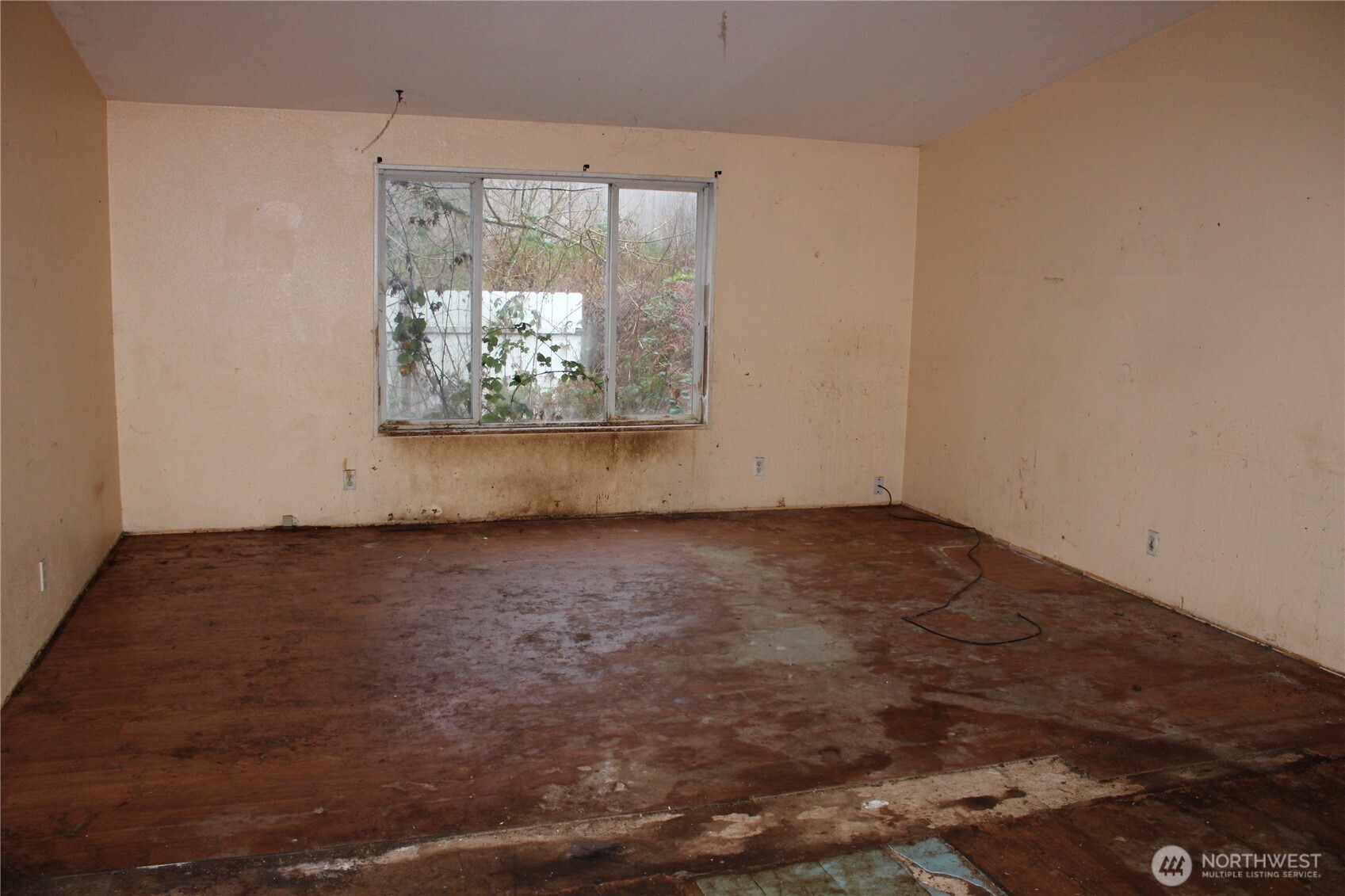 416 Main Street Vader, WA 98593 - Photo 17 of 22 an empty room with a window