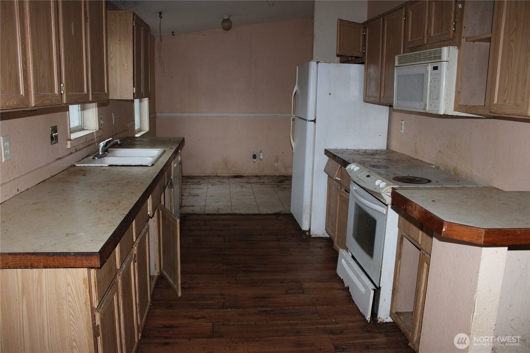 416 Main Street Vader, WA 98593 - Photo 18 of 22 a kitchen with a stove and a refrigerator
