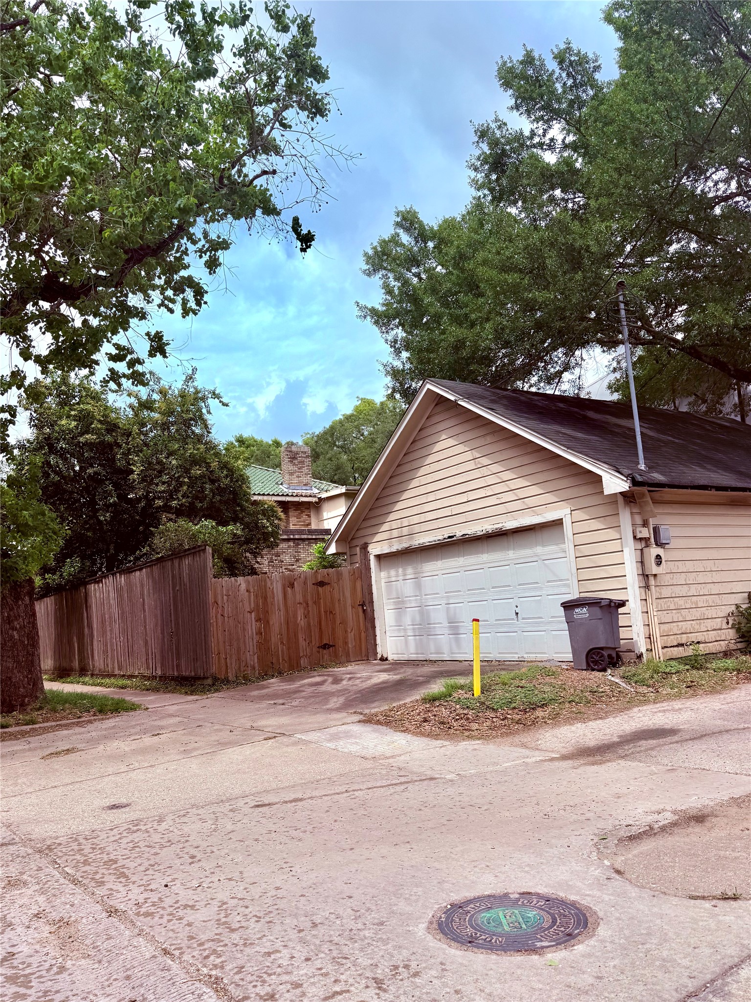 2139 Quenby Street Houston, TX 77005 - Photo 5 of 14 Garage faces west to S Shepherd (not the alley)