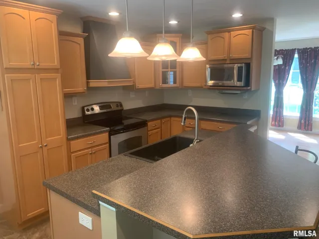 $344,000 | 1100 Heritage Drive, Jacksonville, IL 62650