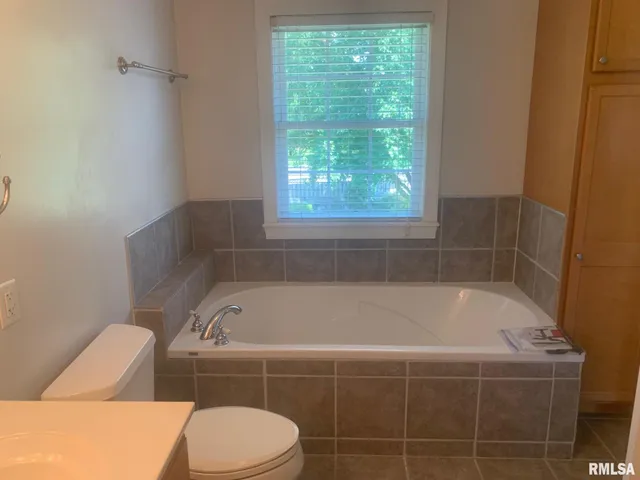 $344,000 | 1100 Heritage Drive, Jacksonville, IL 62650