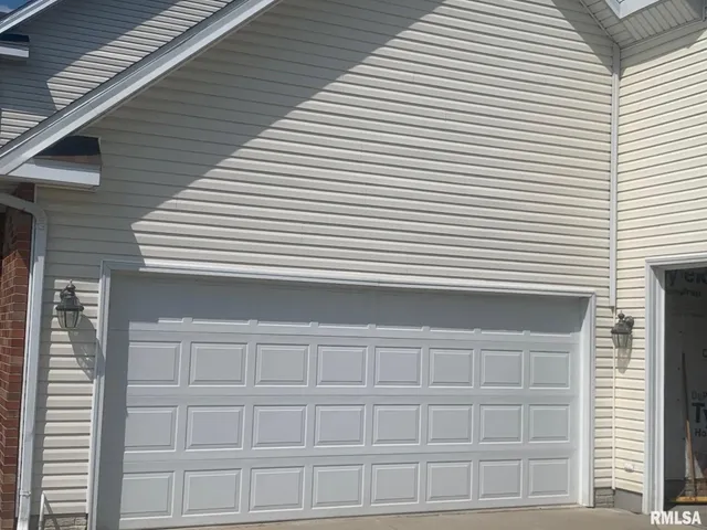 $344,000 | 1100 Heritage Drive, Jacksonville, IL 62650