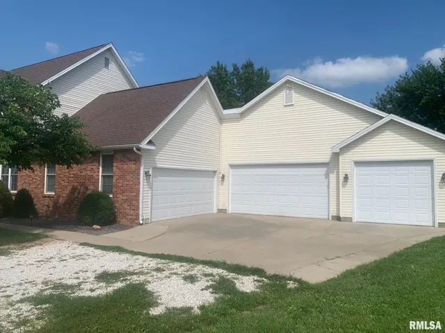 $344,000 | 1100 Heritage Drive, Jacksonville, IL 62650