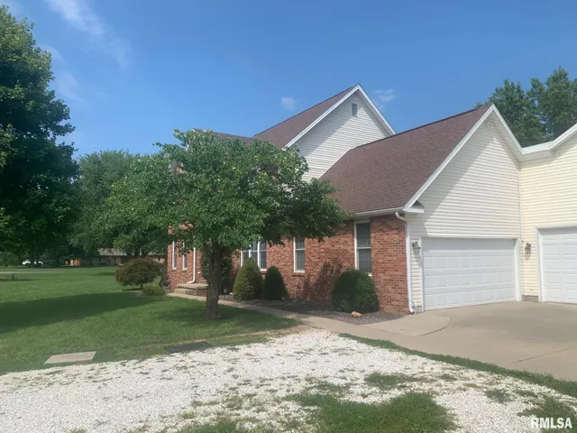 $344,000 | 1100 Heritage Drive, Jacksonville, IL 62650