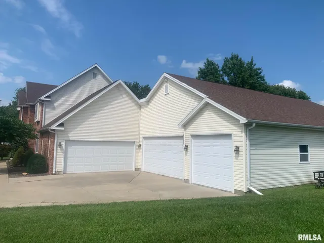 $344,000 | 1100 Heritage Drive, Jacksonville, IL 62650