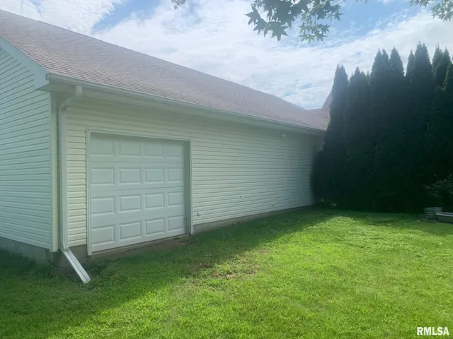 $344,000 | 1100 Heritage Drive, Jacksonville, IL 62650