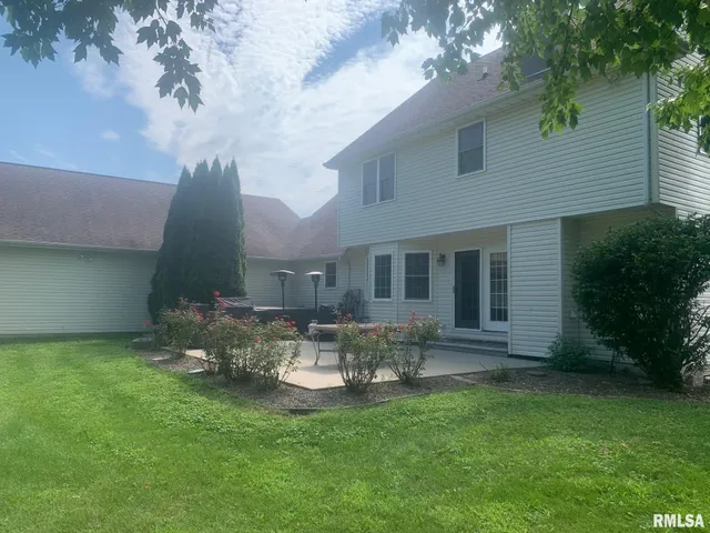 $344,000 | 1100 Heritage Drive, Jacksonville, IL 62650