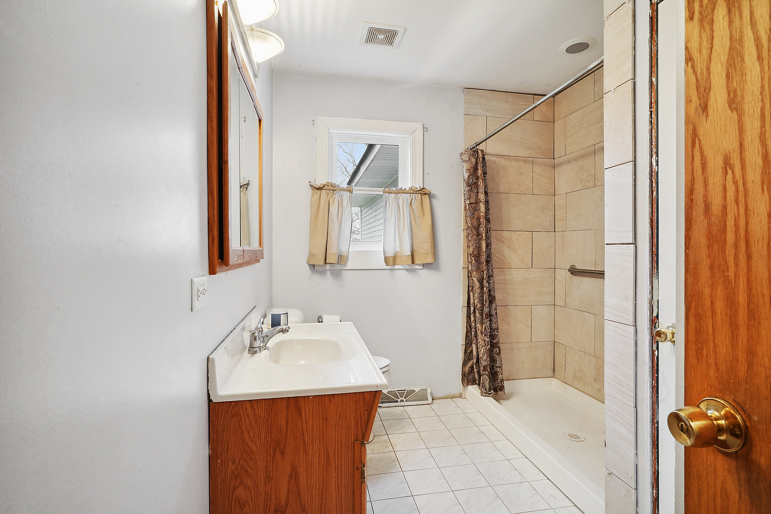 19934 Hillgate Road Mokena, IL 60448 - Photo 8 of 25 a bathroom with a sink and a mirror