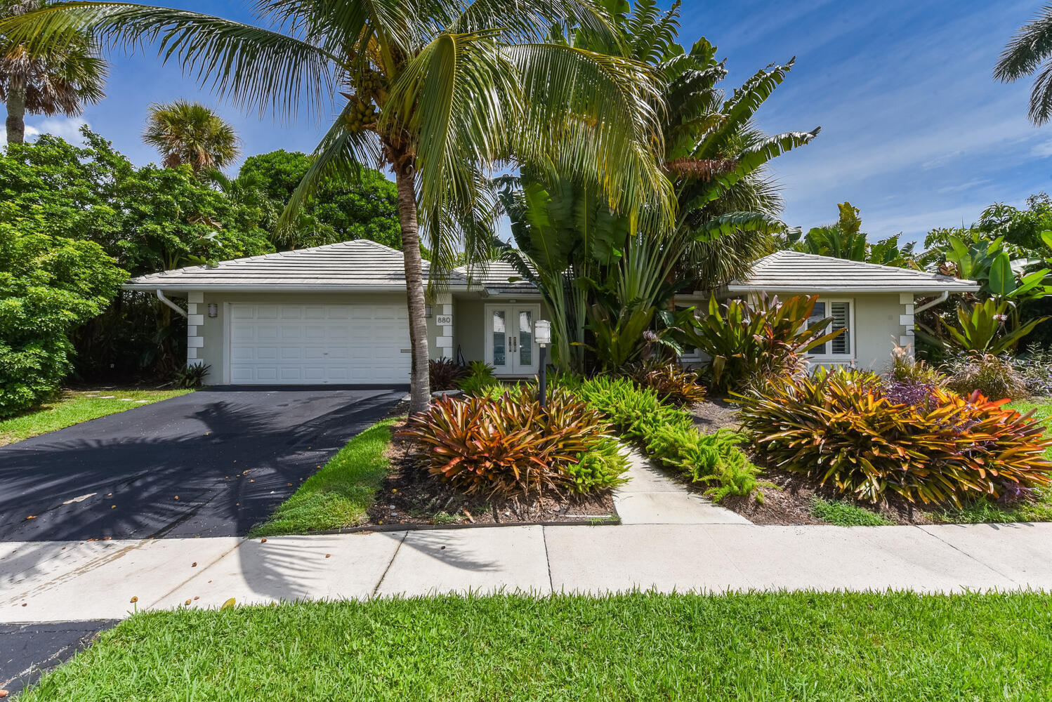 880 Hickory Terrace Boca Raton, FL 33486 - Photo 2 of 38 a view of backyard with outdoor seating and green space