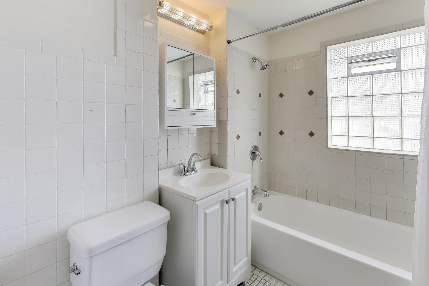 4023 Oak Avenue Brookfield, IL 60513 - Photo 12 of 17 a bathroom with a toilet a sink and bathtub