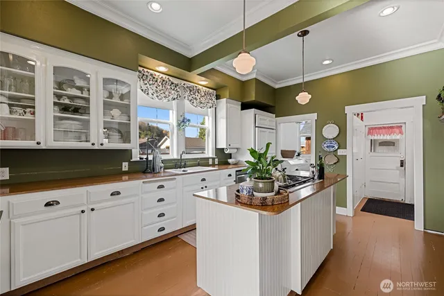 $630,000 | 202 Prospect Street East, Eatonville, WA 98328