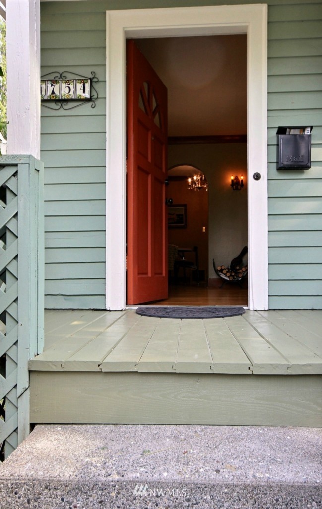4754 Southwest Eddy Street Seattle, WA 98136 - Photo 2 of 25 Gallery Image 2