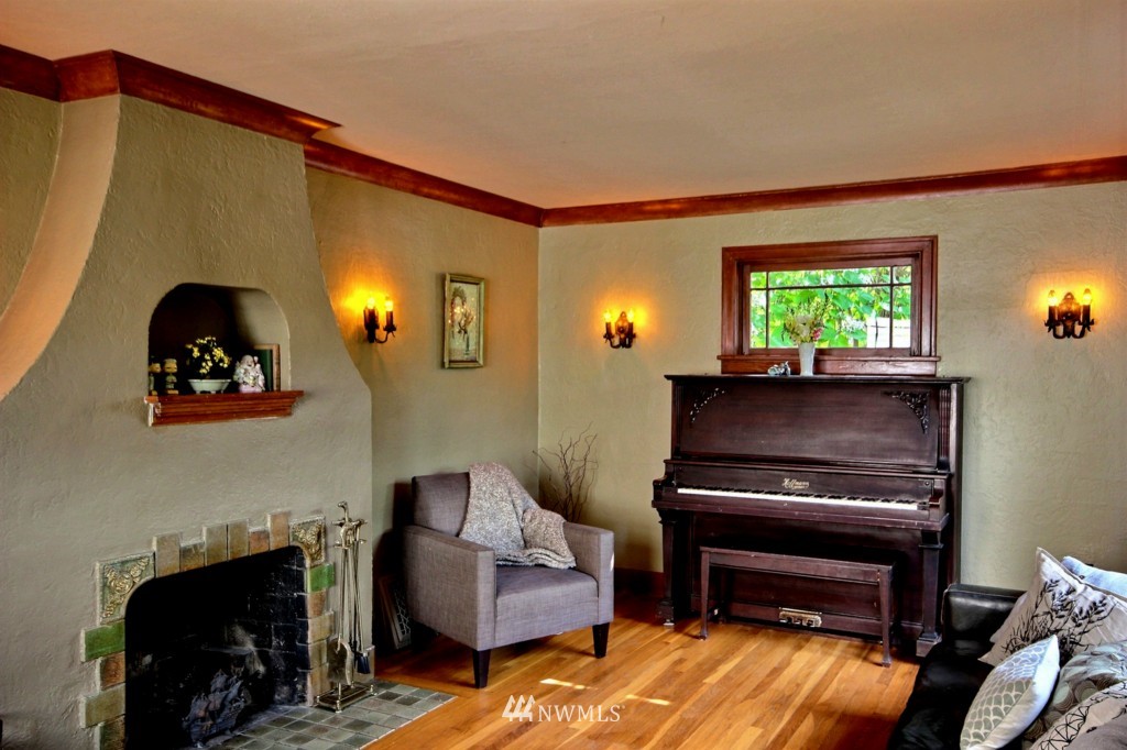 4754 Southwest Eddy Street Seattle, WA 98136 - Photo 3 of 25 Gallery Image 3
