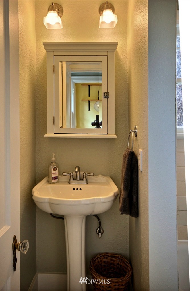 4754 Southwest Eddy Street Seattle, WA 98136 - Photo 10 of 25 Gallery Image 10