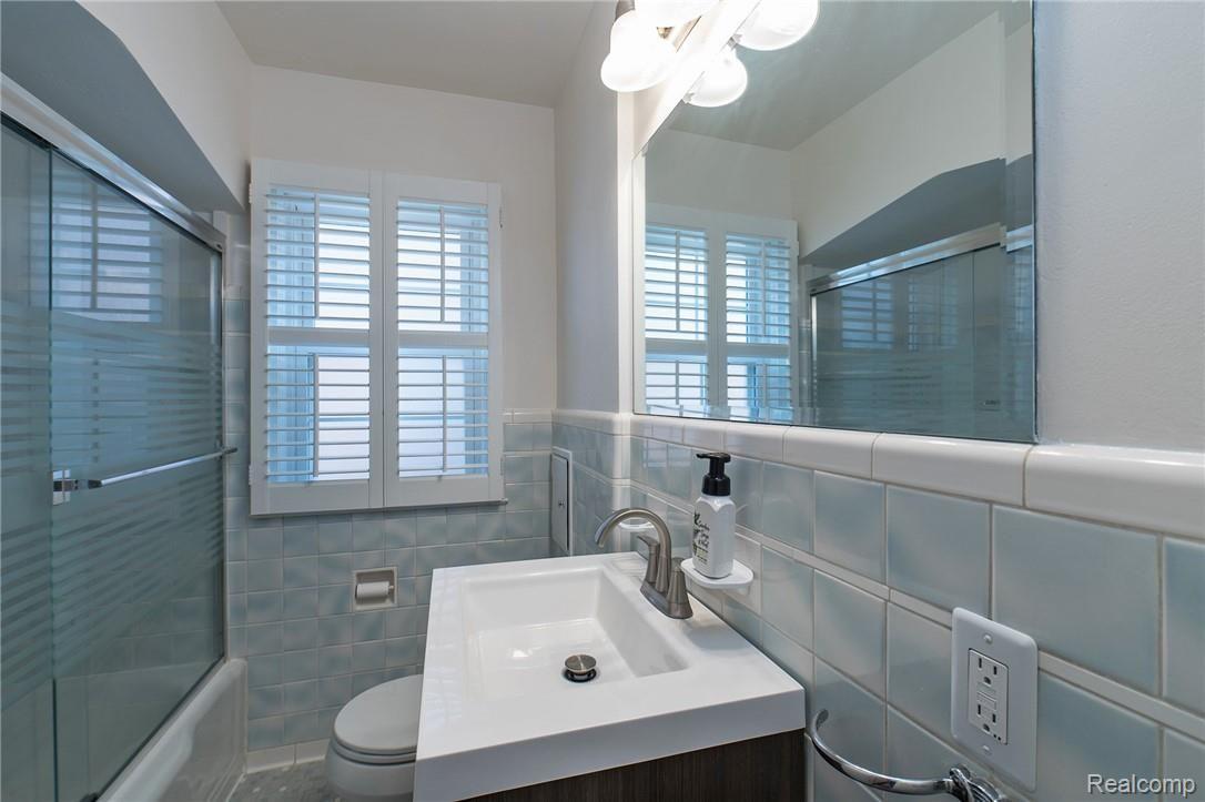 1829 Oxford Road Grosse Pointe, MI 48236 - Photo 14 of 25 Bathroom Main floor