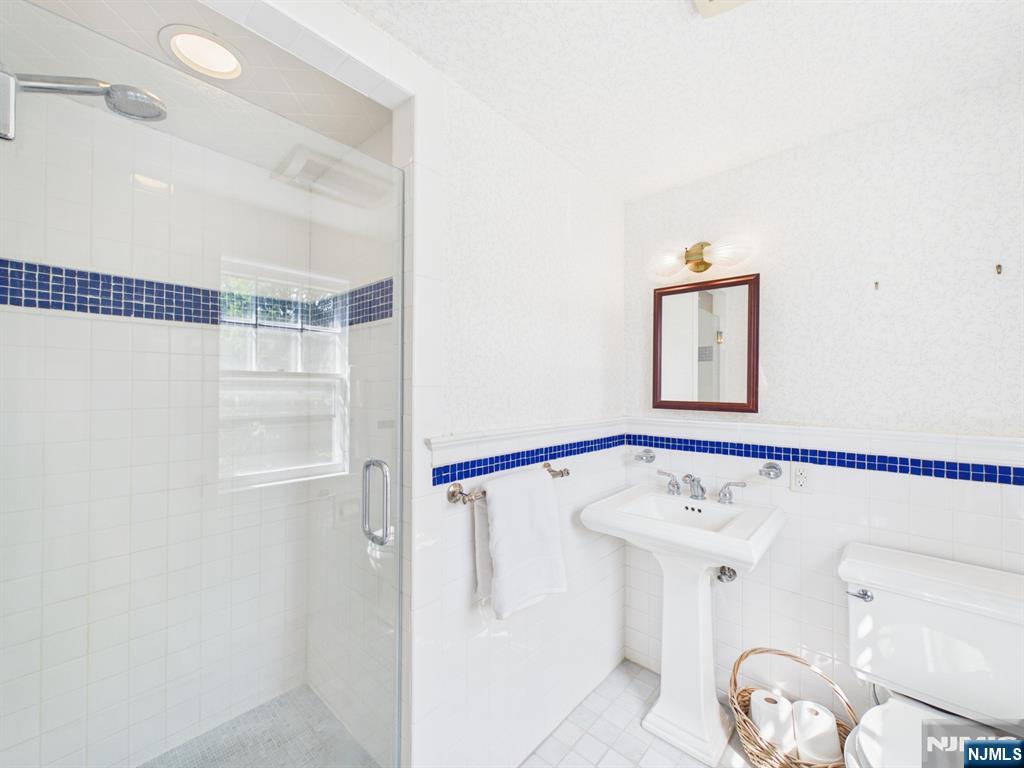 318 Beechwood Road Ridgewood, NJ 07450 - Photo 20 of 29 Gallery Image 20