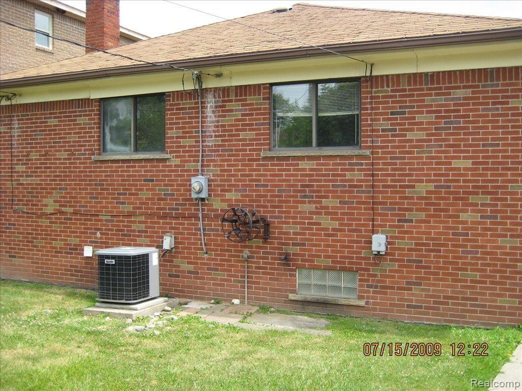 7645 Chase Road Dearborn, MI 48126 - Photo 2 of 6 Backview