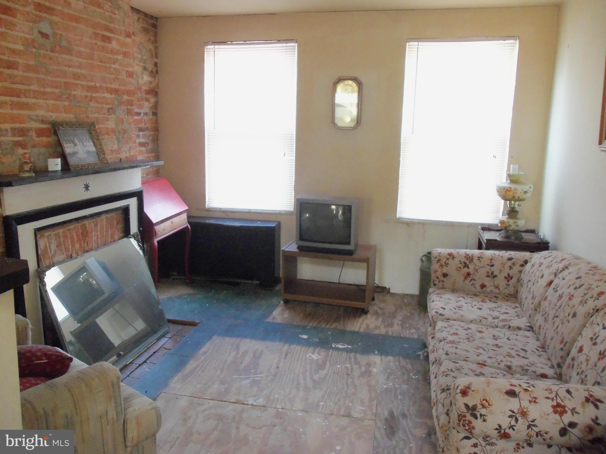1003 Fawn Street Baltimore, MD 21202 - Photo 18 of 21 Living Room