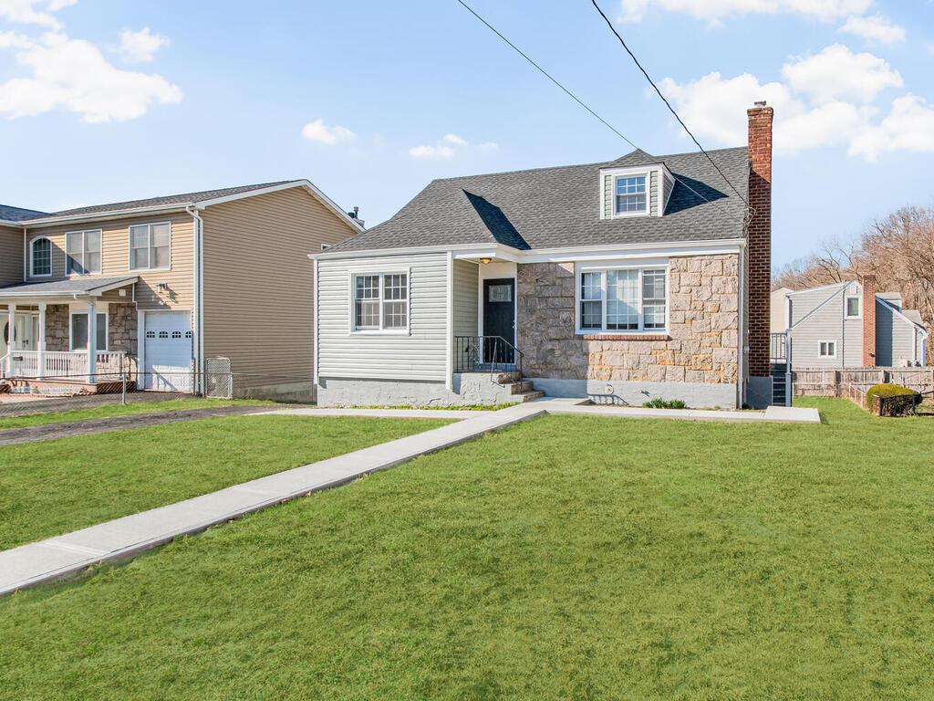 a front view of house with yard and garage