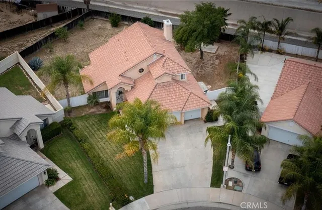 an aerial view of a house having yard
