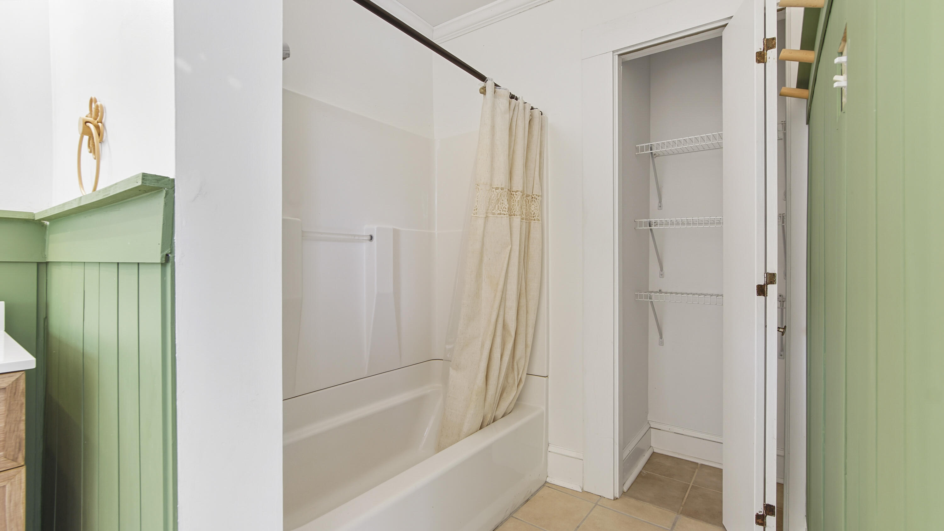 87 Bay Avenue DeFuniak Springs, FL 32435 - Photo 33 of 55 a bathroom with a shower and a tub