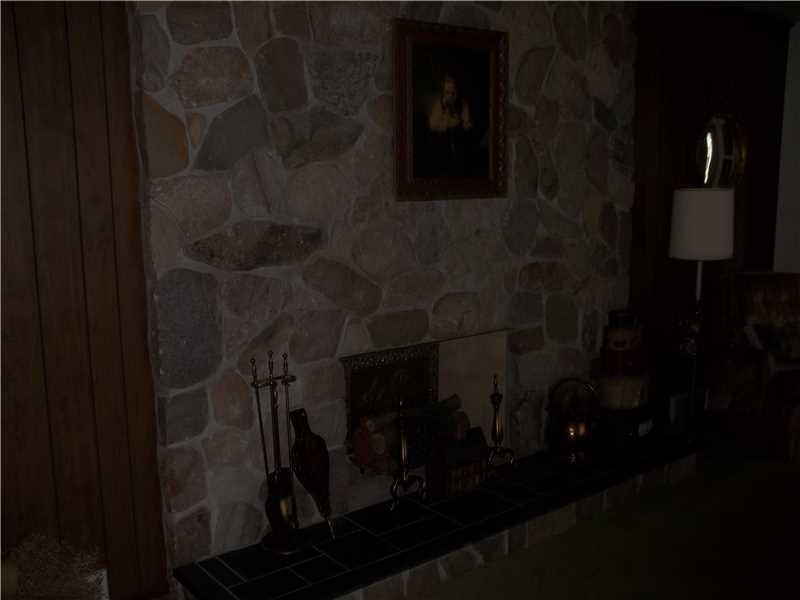 702 East Moffatt Road New Castle, PA 16101 - Photo 8 of 16 Living Room.