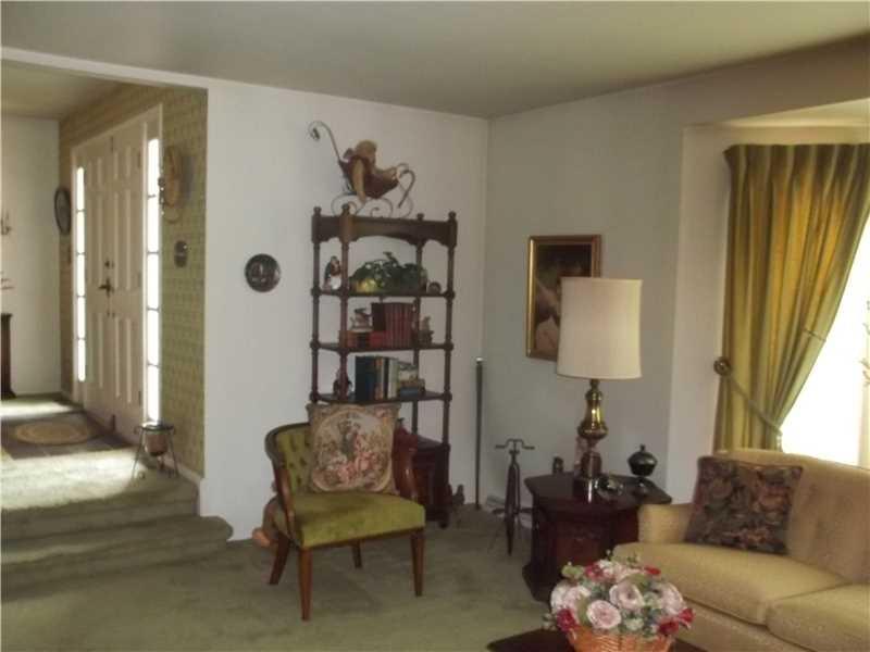 702 East Moffatt Road New Castle, PA 16101 - Photo 9 of 16 Living Room.
