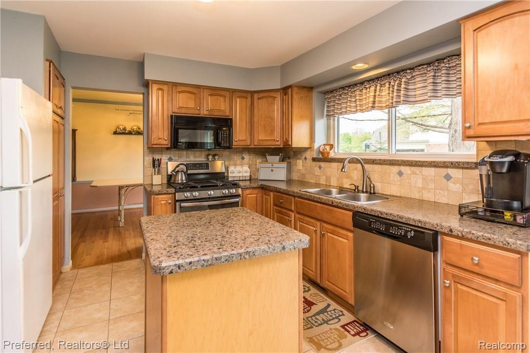 6825 Carlton Road Canton, MI 48187 - Photo 11 of 31 DSC_8887.jpg