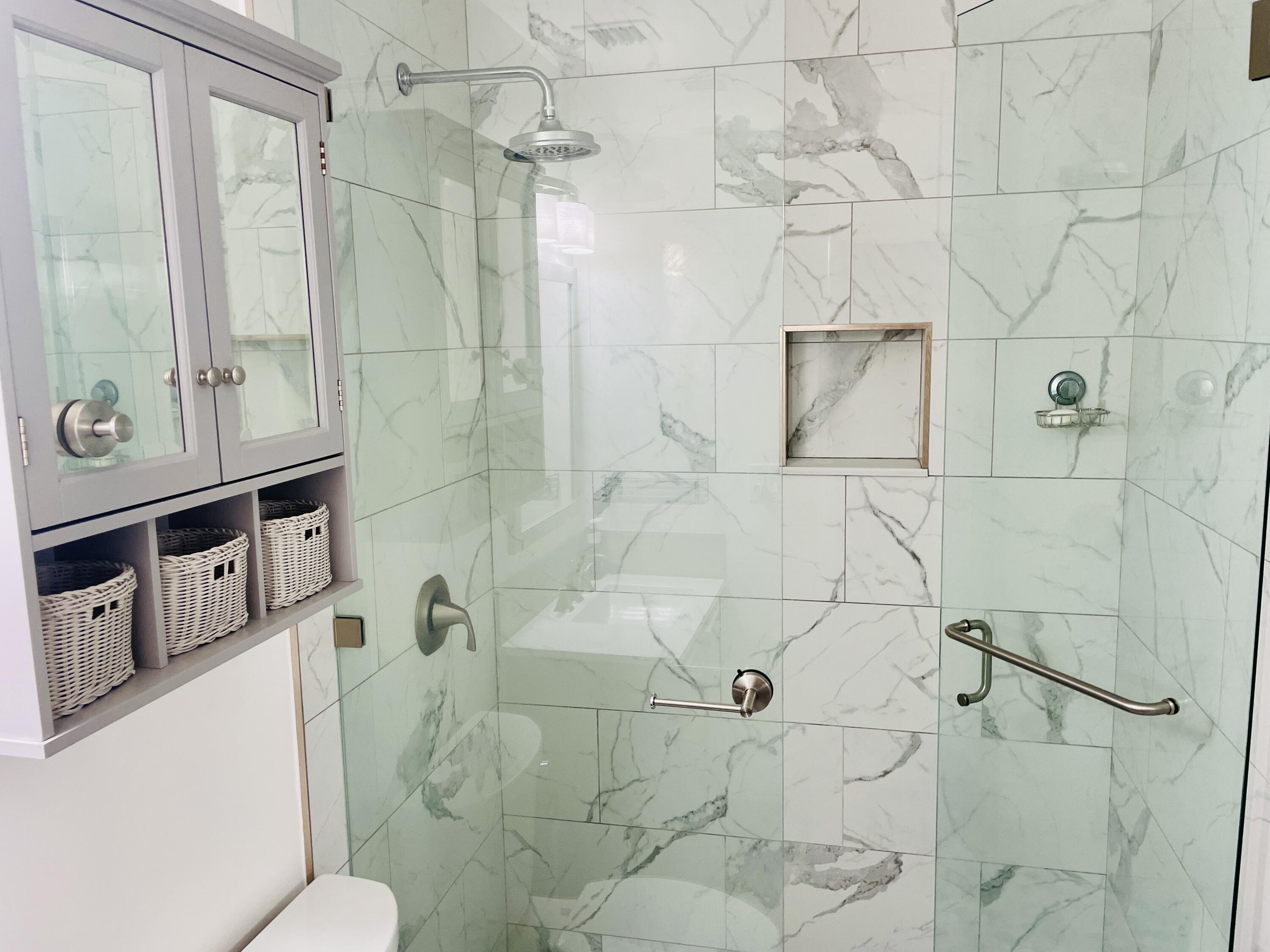 2100 Northeast 38th Street, Unit 142 Lighthouse Point, FL 33064 - Photo 11 of 42 Main Bath