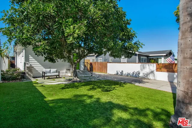 a view of backyard with house and garden