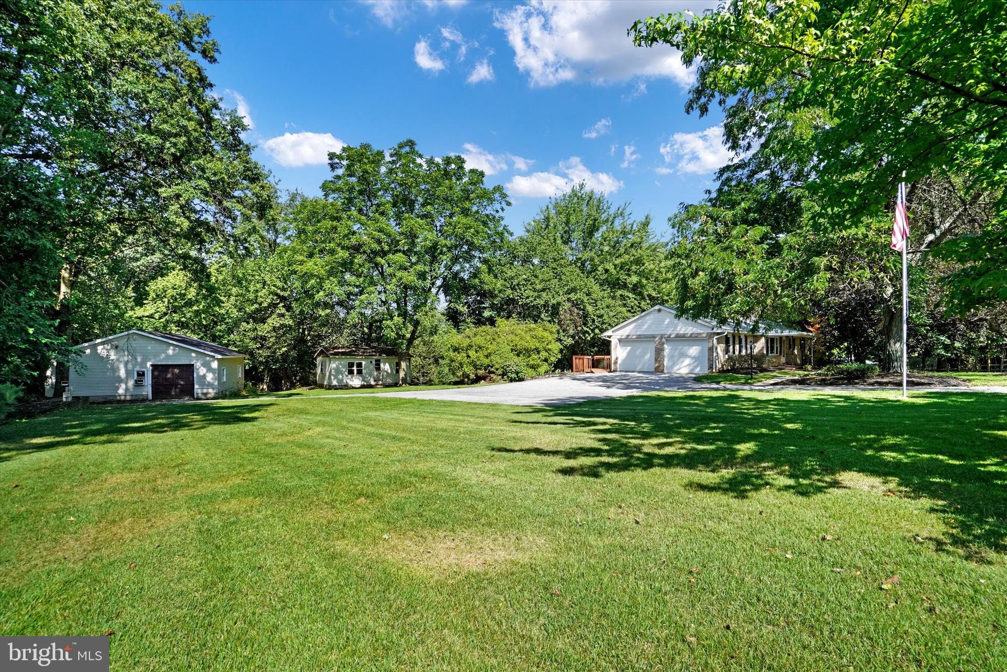 950 Dietz Road York, PA 17402 - Photo 25 of 28 Attached & Detached Garages
