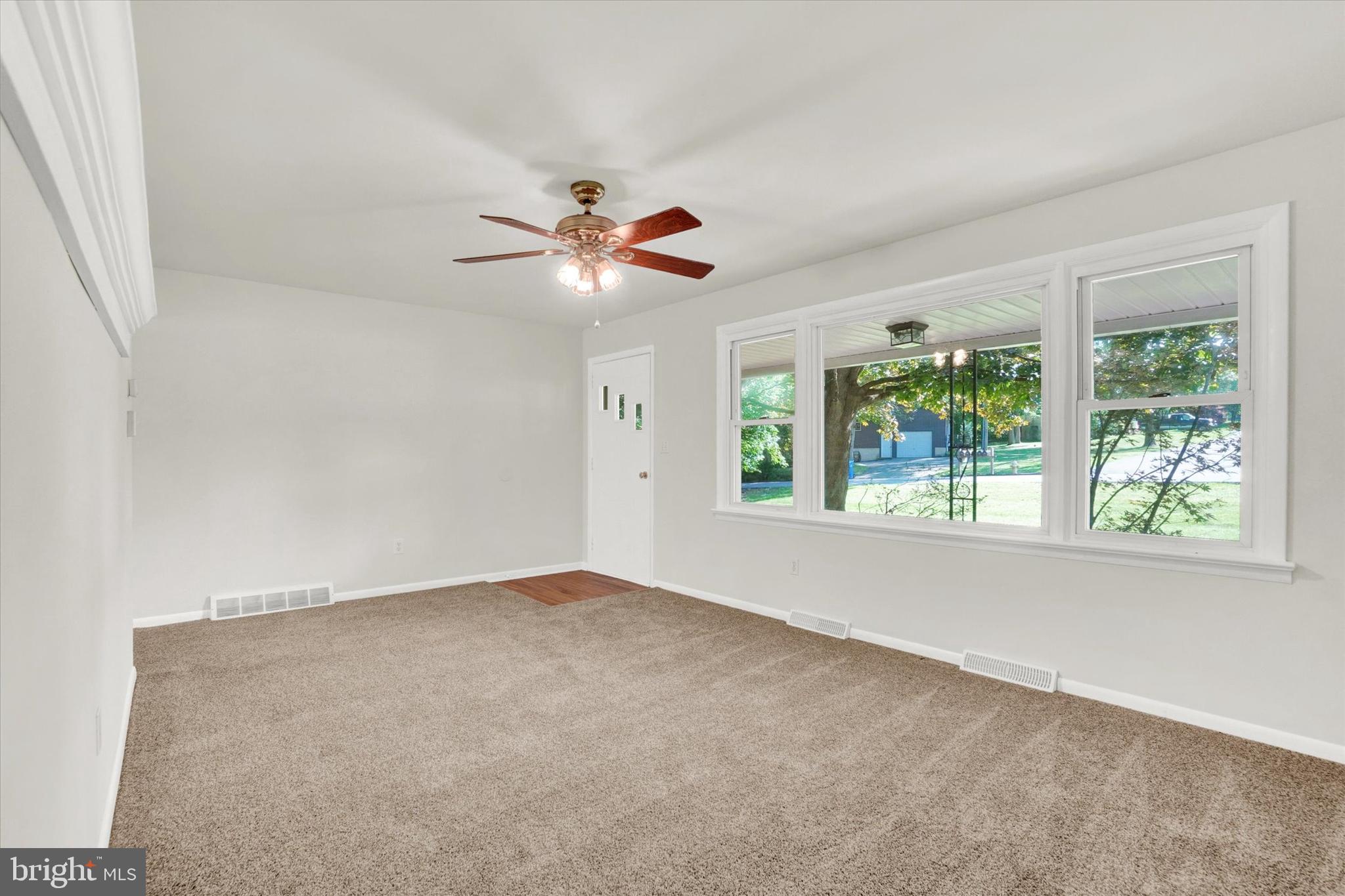 950 Dietz Road York, PA 17402 - Photo 5 of 28 Living Room